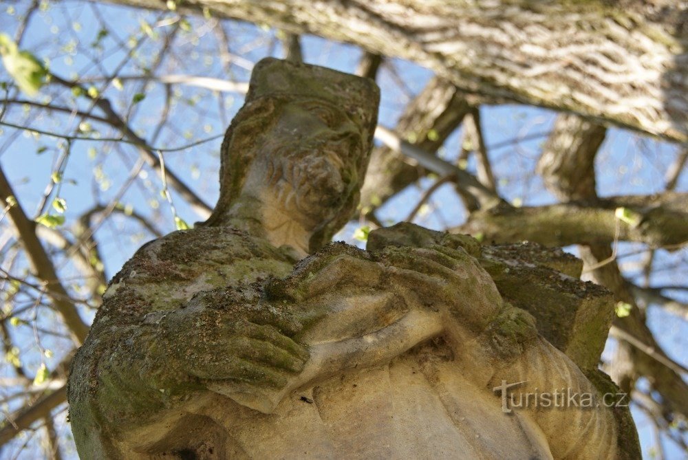 Detail der Statue von St. Jan Nepomucký in Janoušov