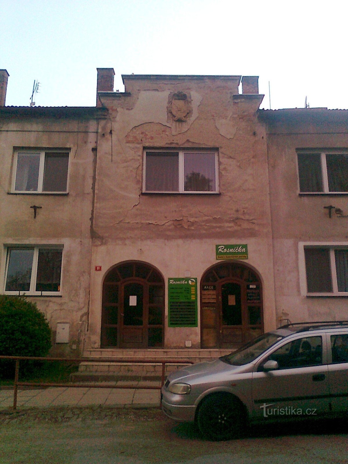 Detail des Eingangs zum Haus BLUE STAR mit dem Wappen unter dem Schild