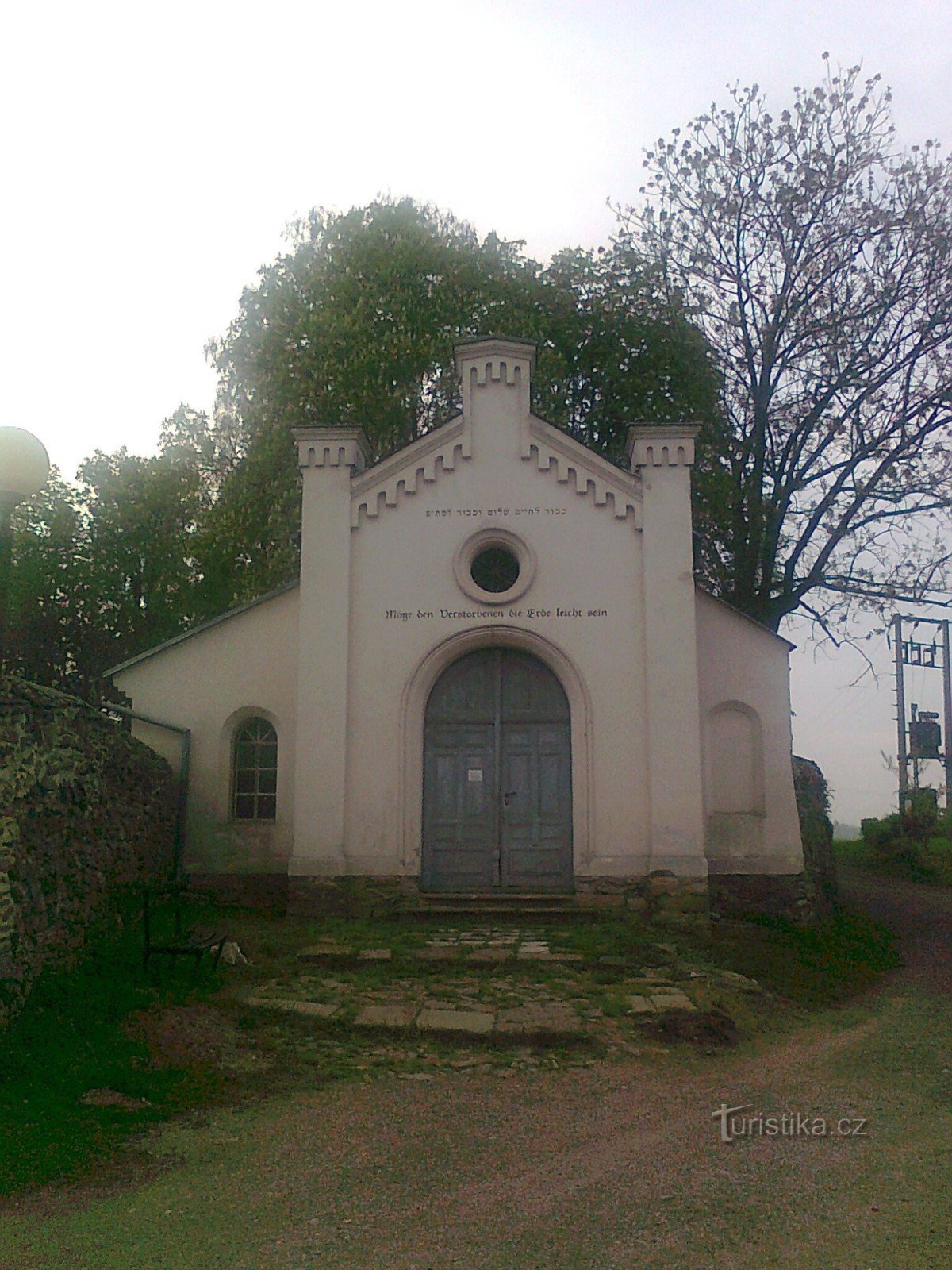 Detail des Eingangs zum jüdischen Friedhof - Straße