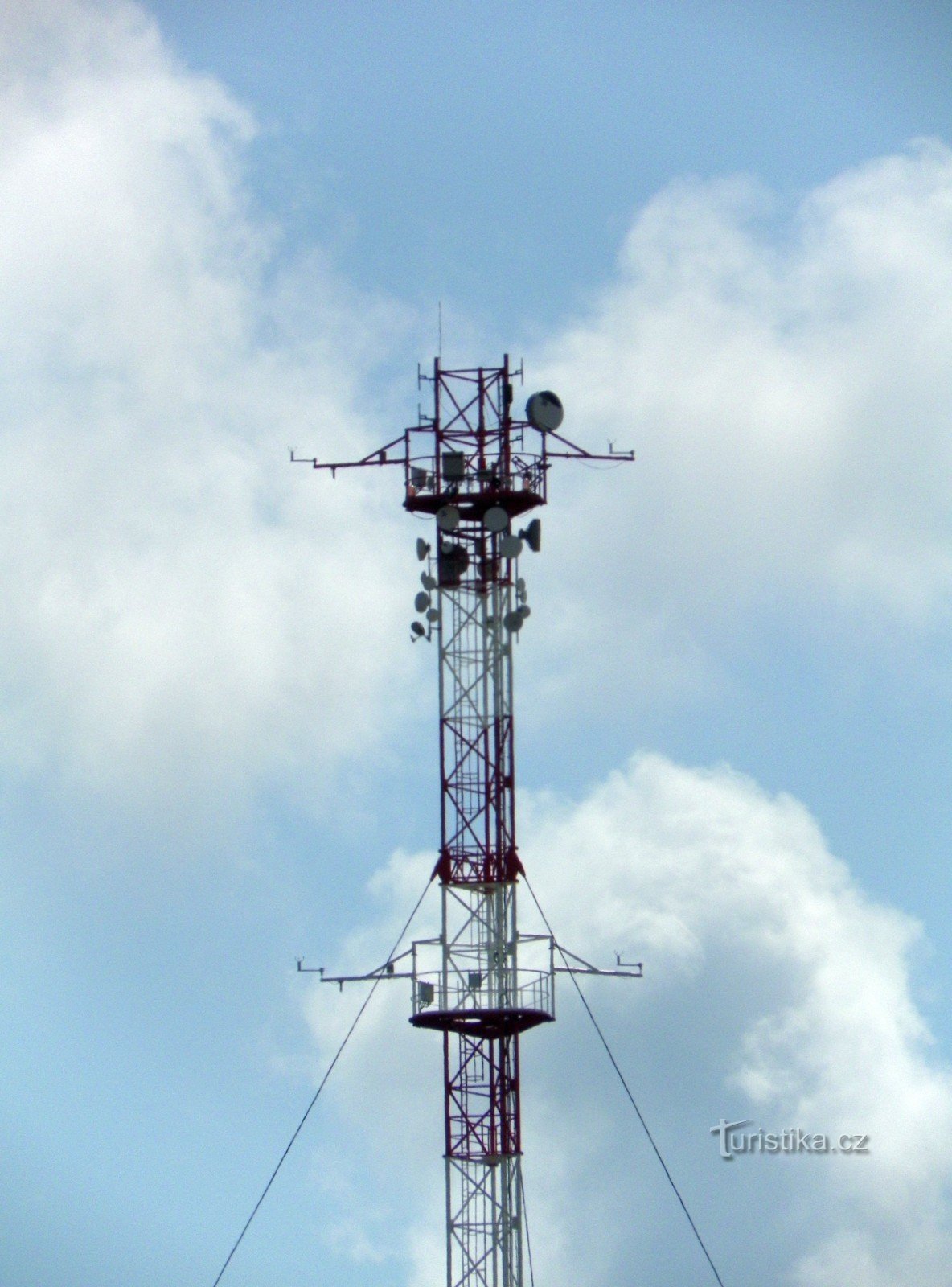 Detaliu din partea superioară a catargului cu o cameră web, indicatori meteo și antene de telecomunicații