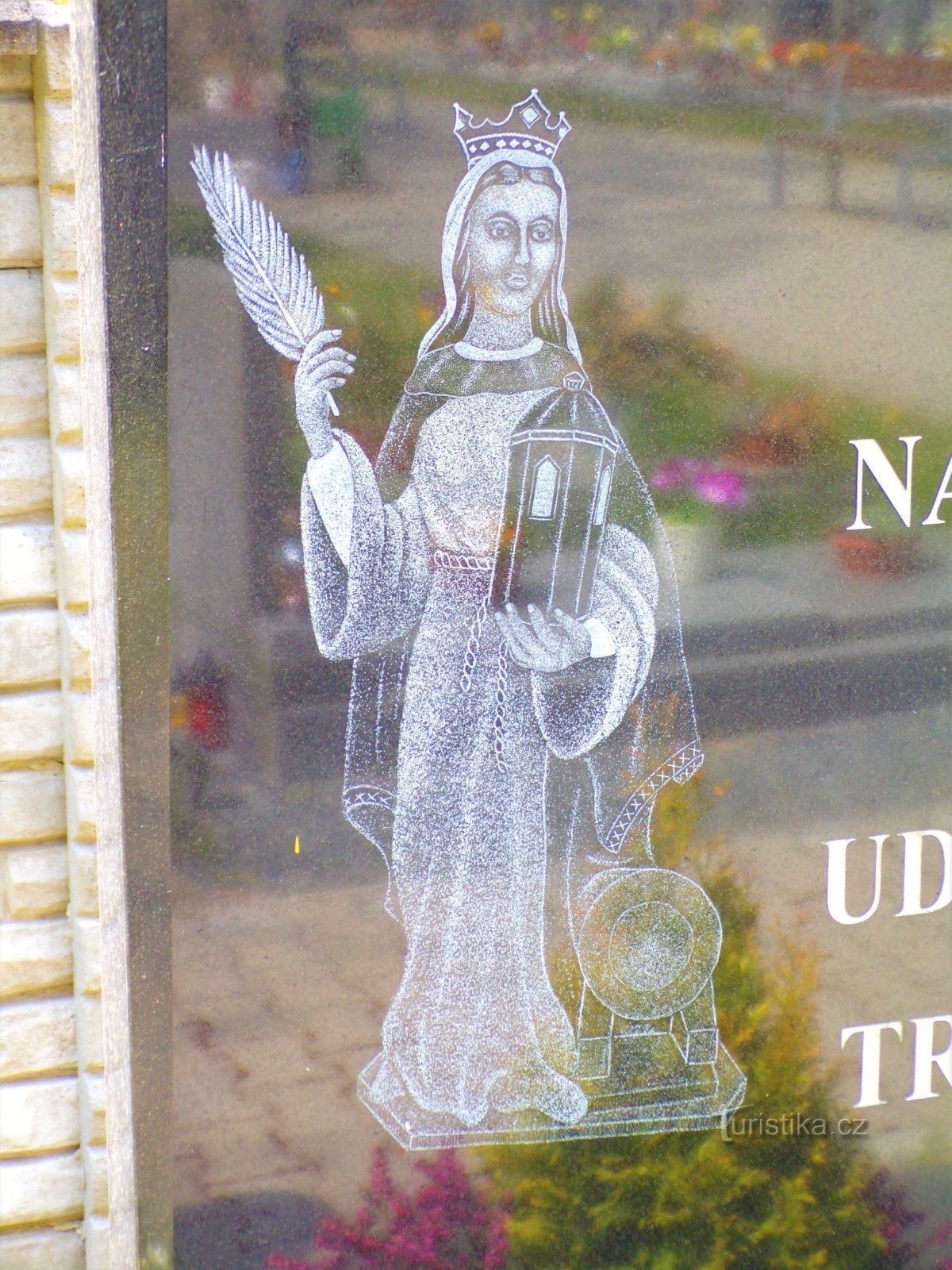 Detail van de afbeelding van St. Barbara op het monument voor slachtoffers van tragische gebeurtenissen tijdens de productie van t