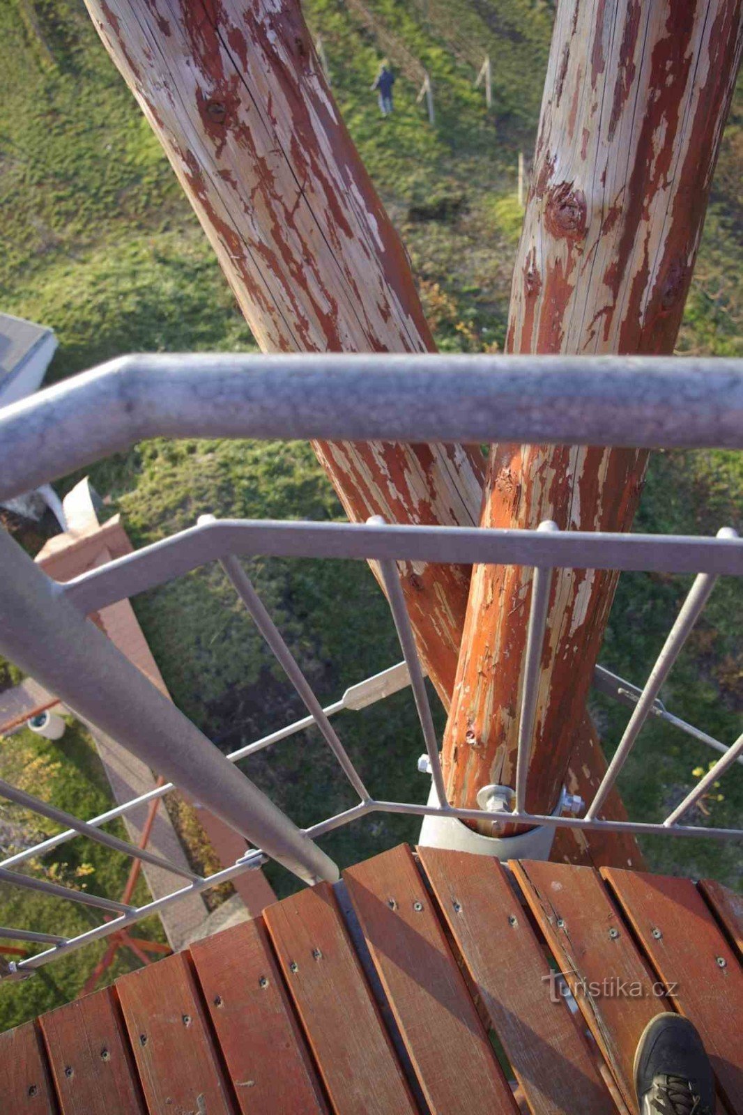 Detail van de loopbrug van de uitkijktoren Slunečné