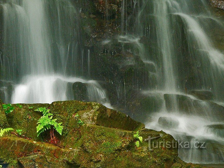 Detalhe da cachoeira no córrego Tošenovský