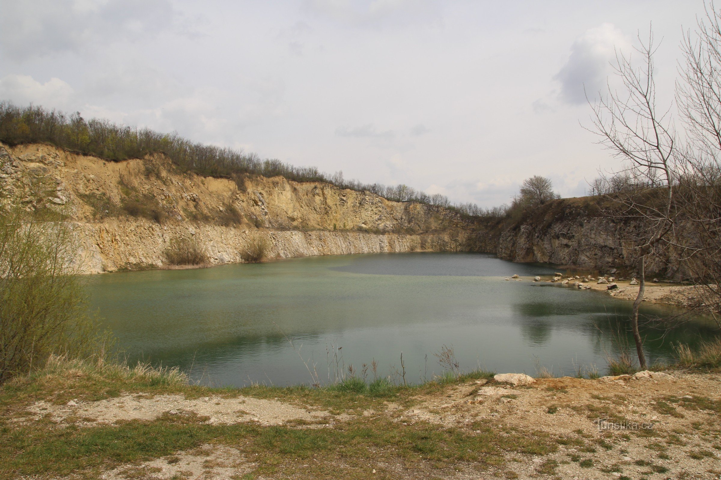 Gedetailleerd zicht op de muren van de steengroeve en het wateroppervlak