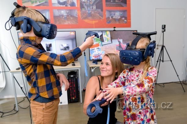 Kinderen kunnen virtual reality uitproberen bij Hučák.