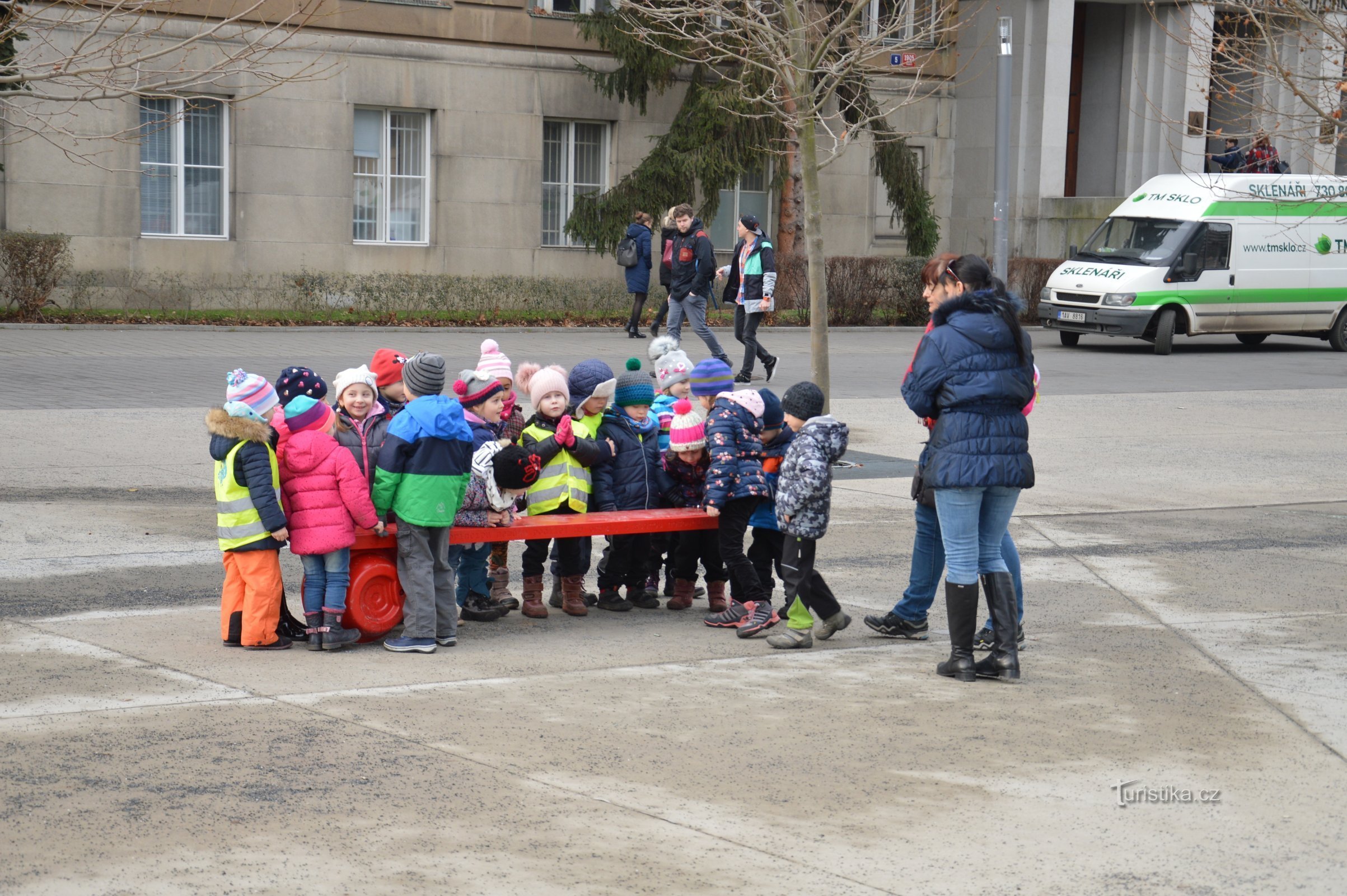 Kinder auf der Bank