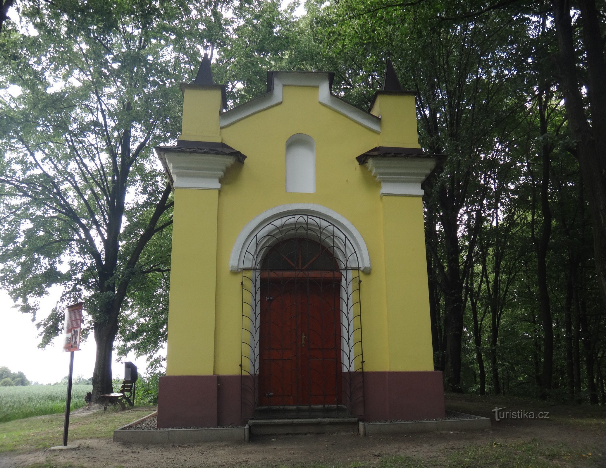 Dětmarovice Vorderansicht der Kapelle von Něbroj