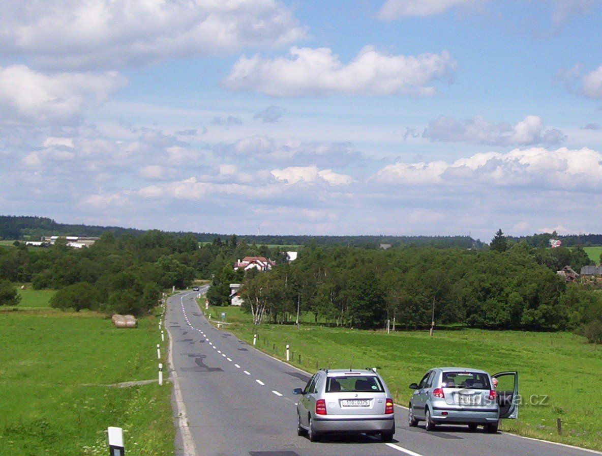 Dětřichov nad Bystřicí von Süden - Foto: Ulrych Mir.