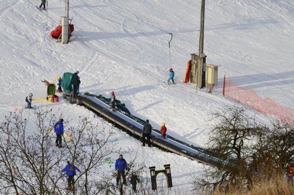 lastenosasto liikkuvalla matolla