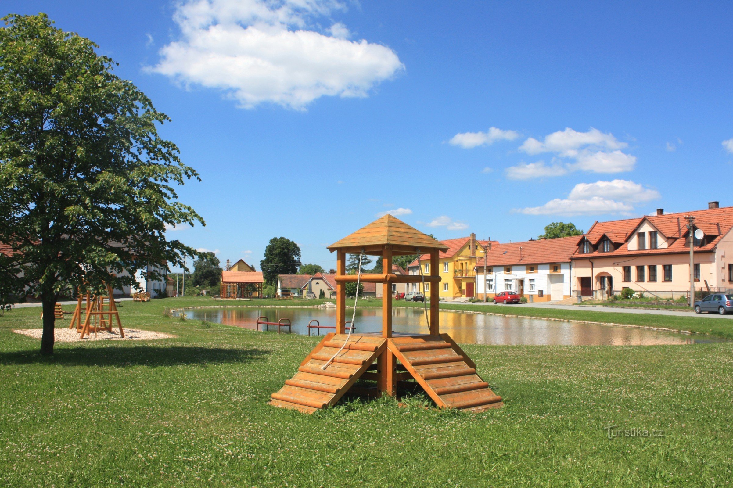 Kinderspielelemente am Teich