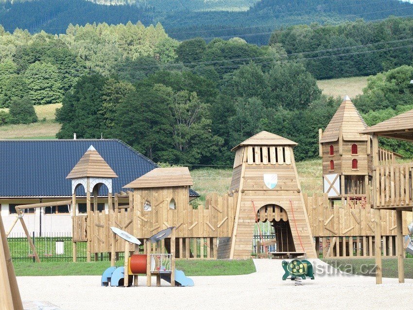 Dětské hřiště před dokončením