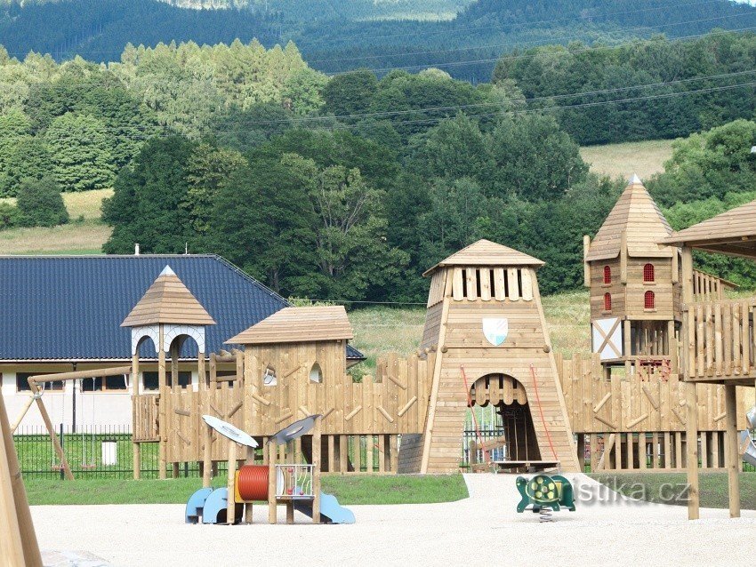 Kinderspielplatz vor Fertigstellung