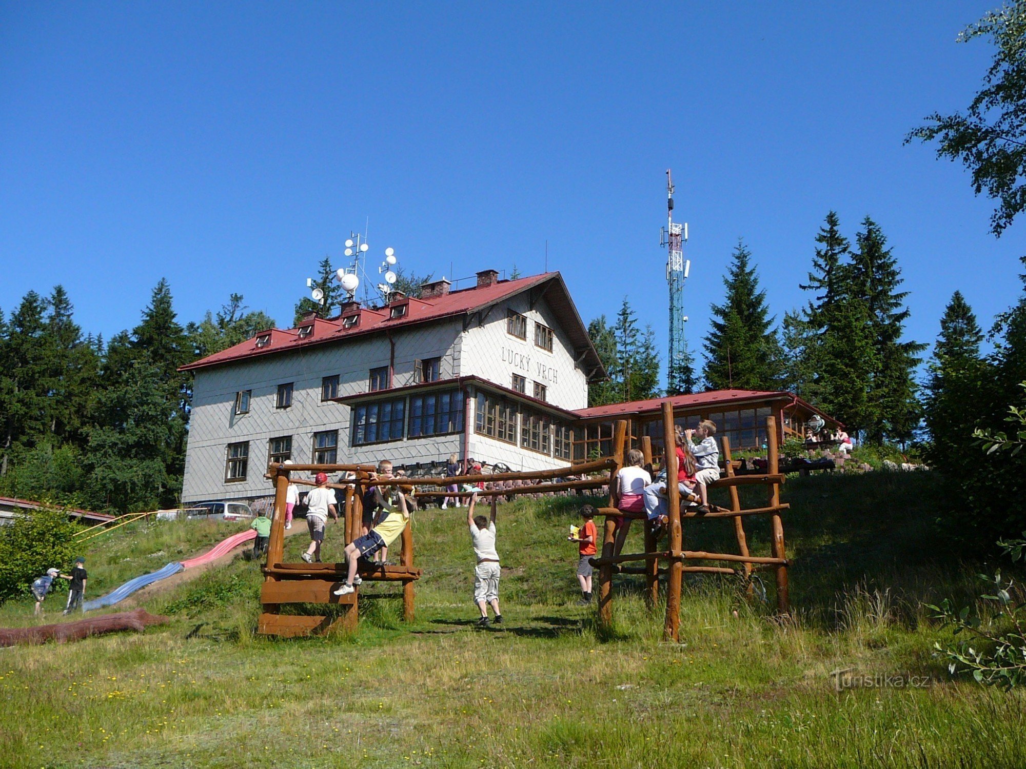 Parco giochi per bambini presso il cottage