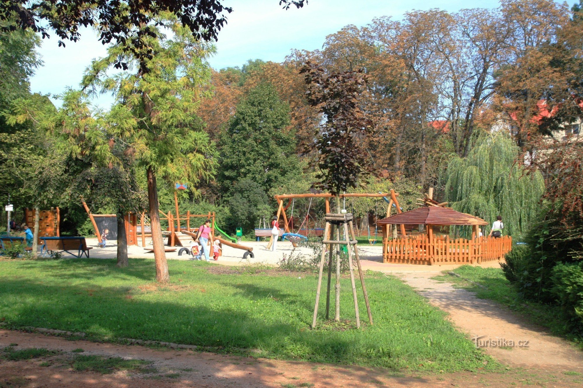 Lasten leikkipaikka puistossa