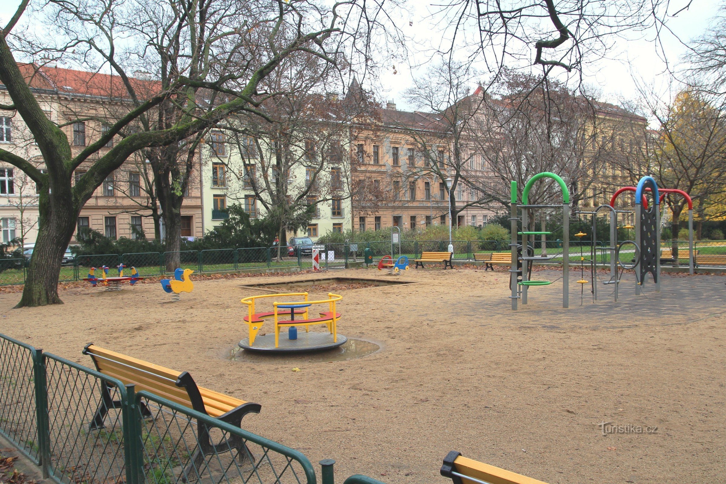 Parque infantil na parte norte do parque