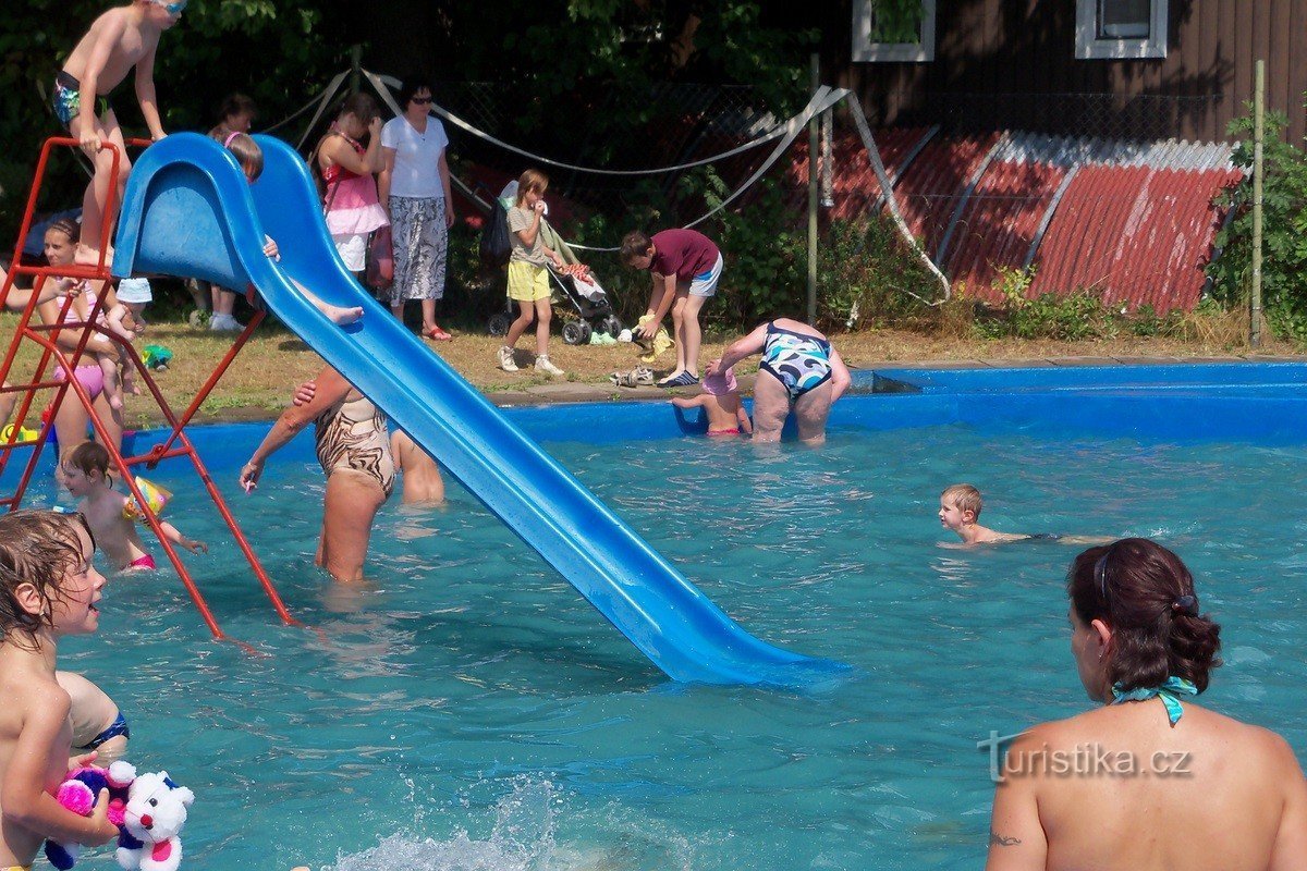 Piscine pour enfants avec toboggan