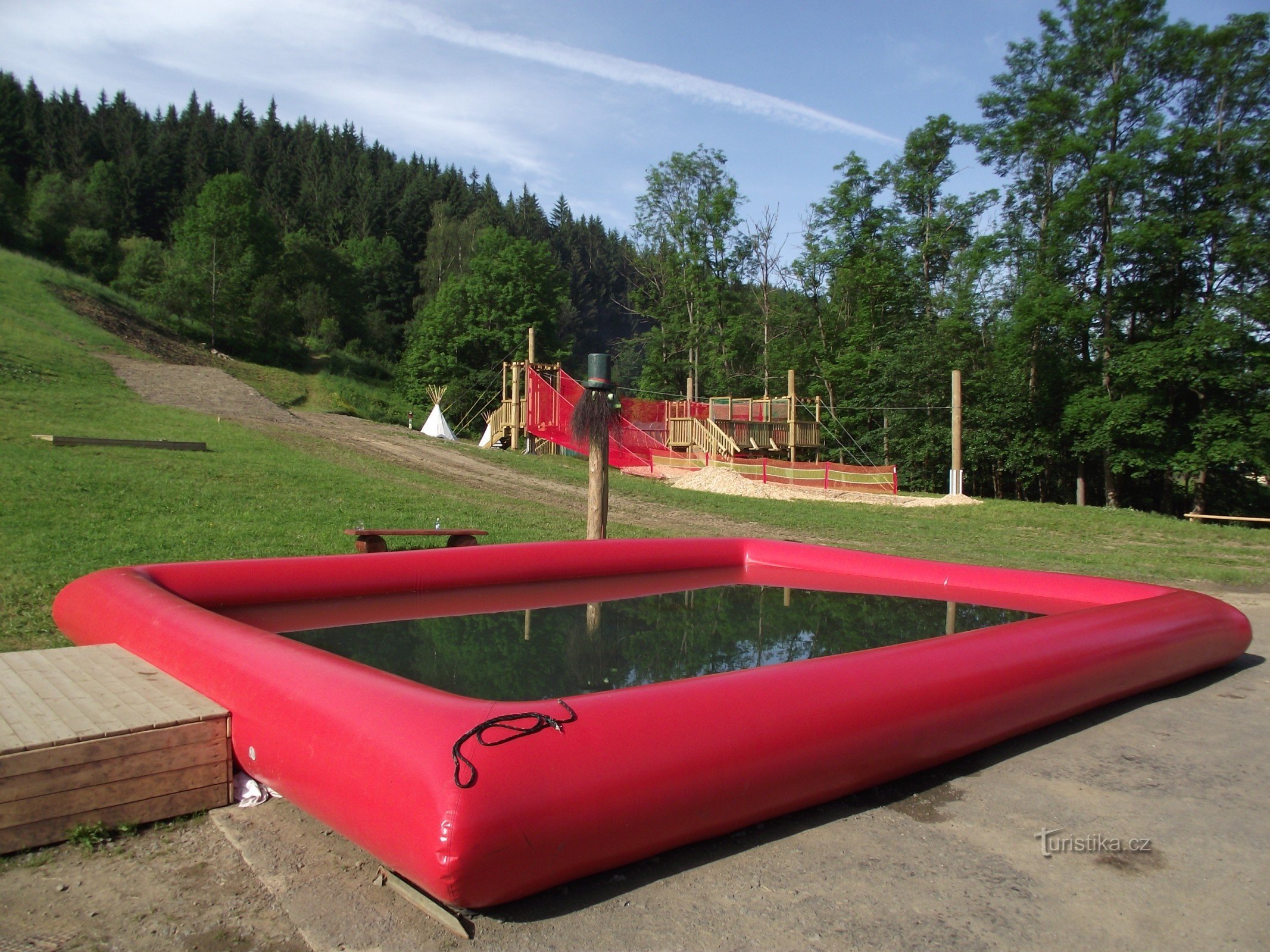 子供の公園 Razulák または Karlovice の幽霊の楽園 (Velké Karlovice)