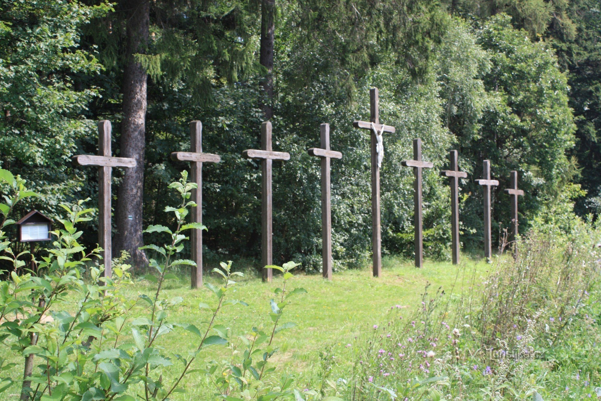 Nouă cruci - monument