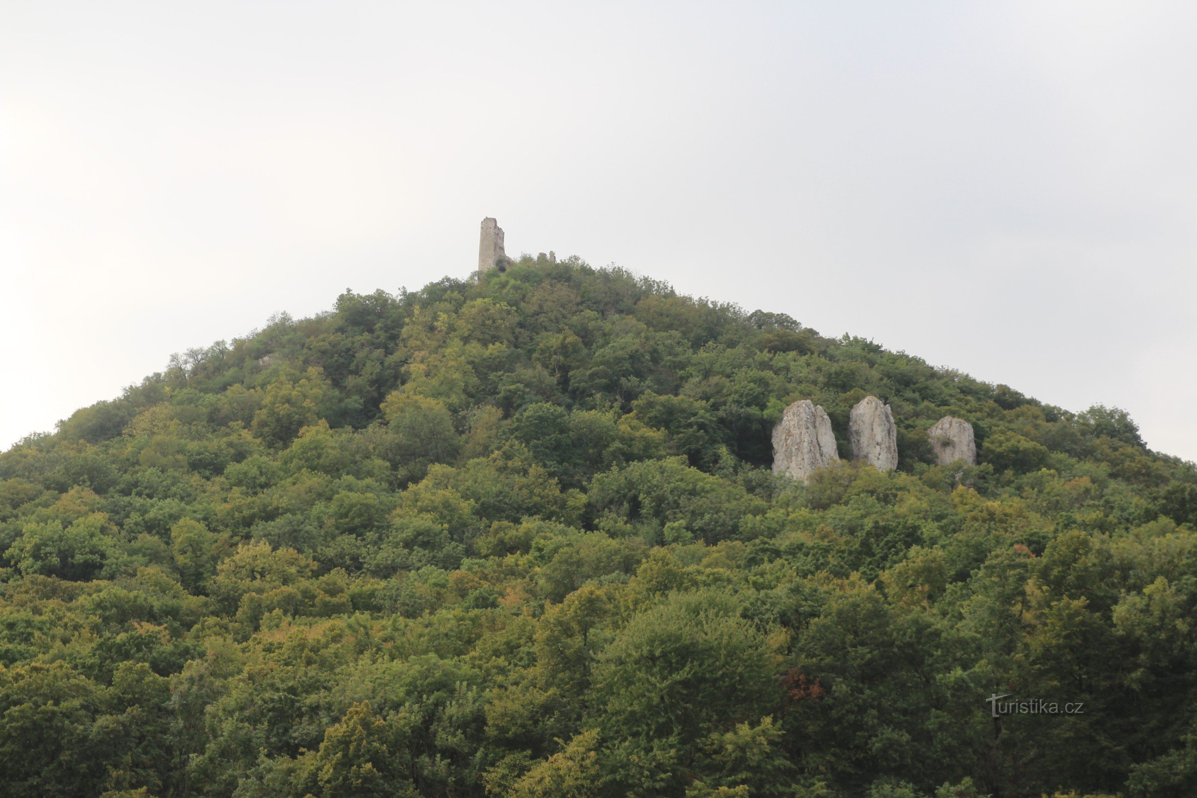 Děvín - de rotsformatie van de Drie Maagden, met op de top de ruïnes van het kasteel van Děvičky