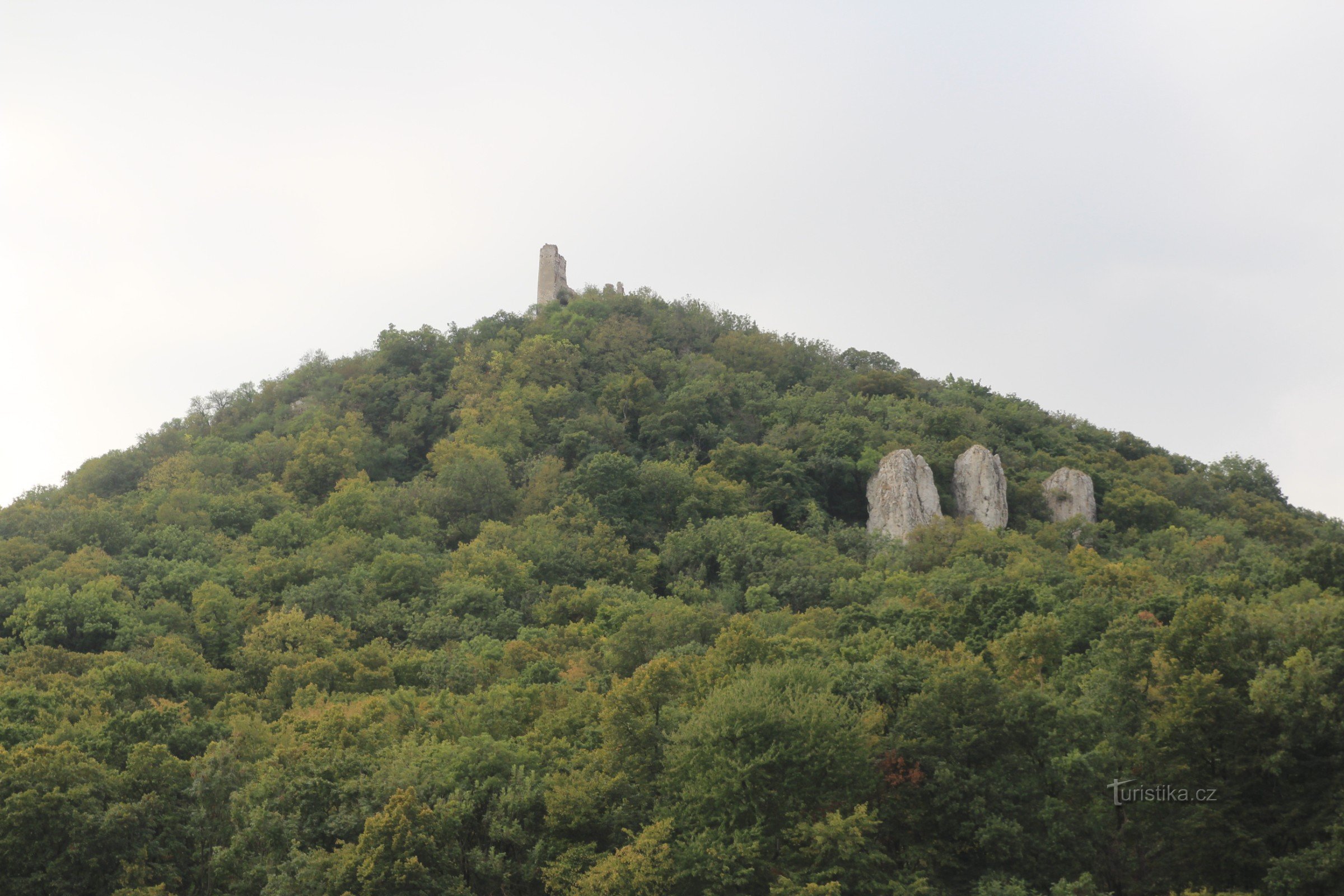 Děvín - la formazione rocciosa delle Tre Vergini, in cima alla quale si trovano le rovine del castello di Děvičky