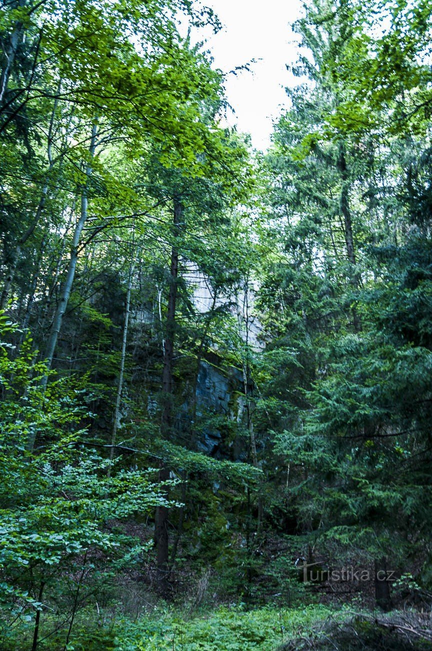 多亏了采石场，城堡才被发现