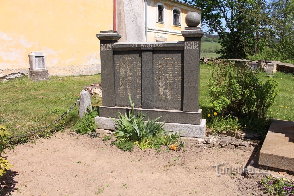 Une partie du monument à gauche