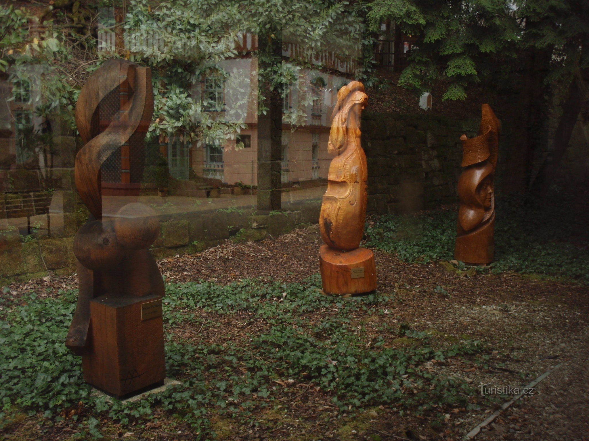 œuvres de sculpteurs sur la colonnade de Luhačovice