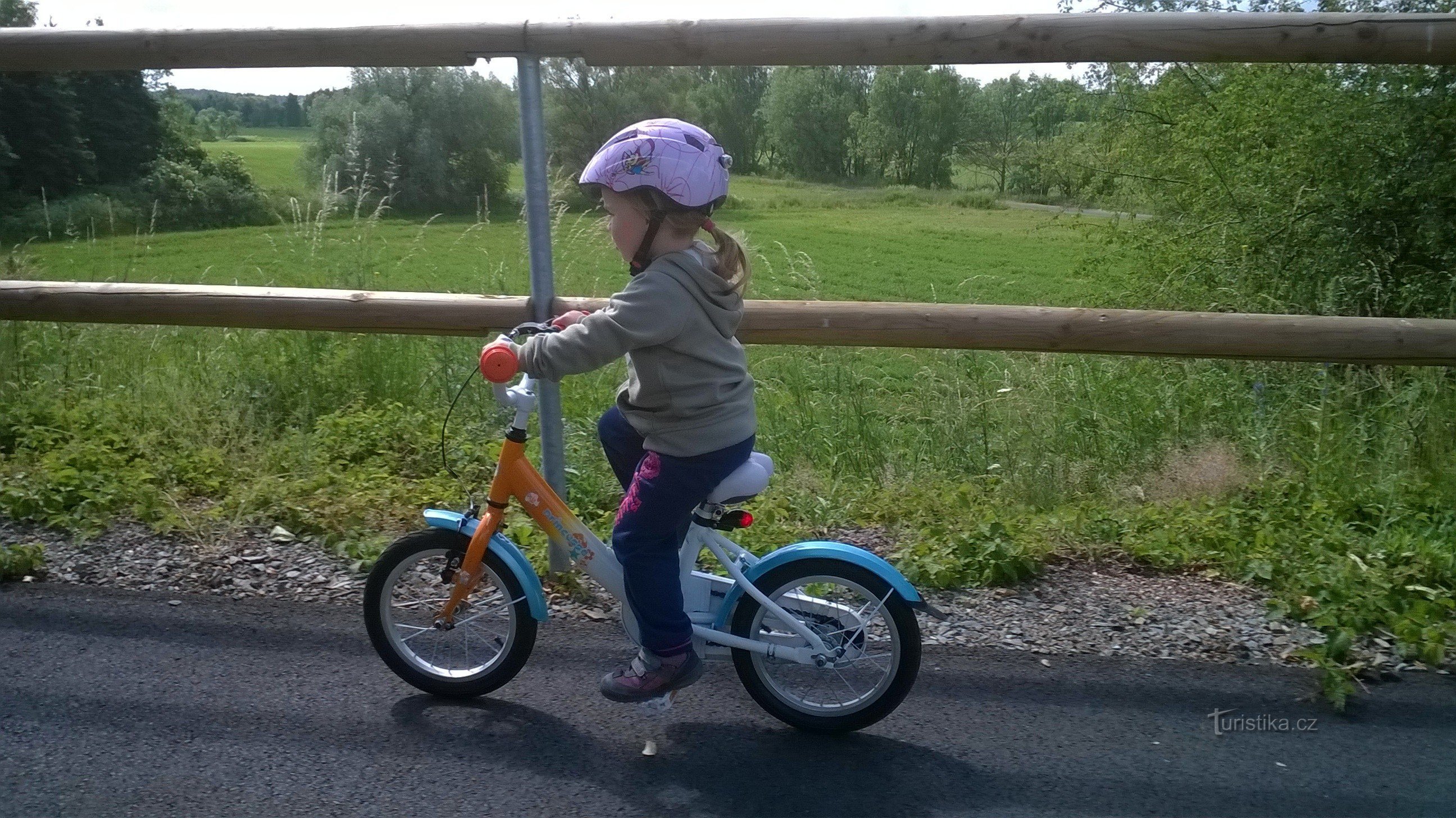 Barn på cyklar kommer att trivas, banan är inte svår att bestiga