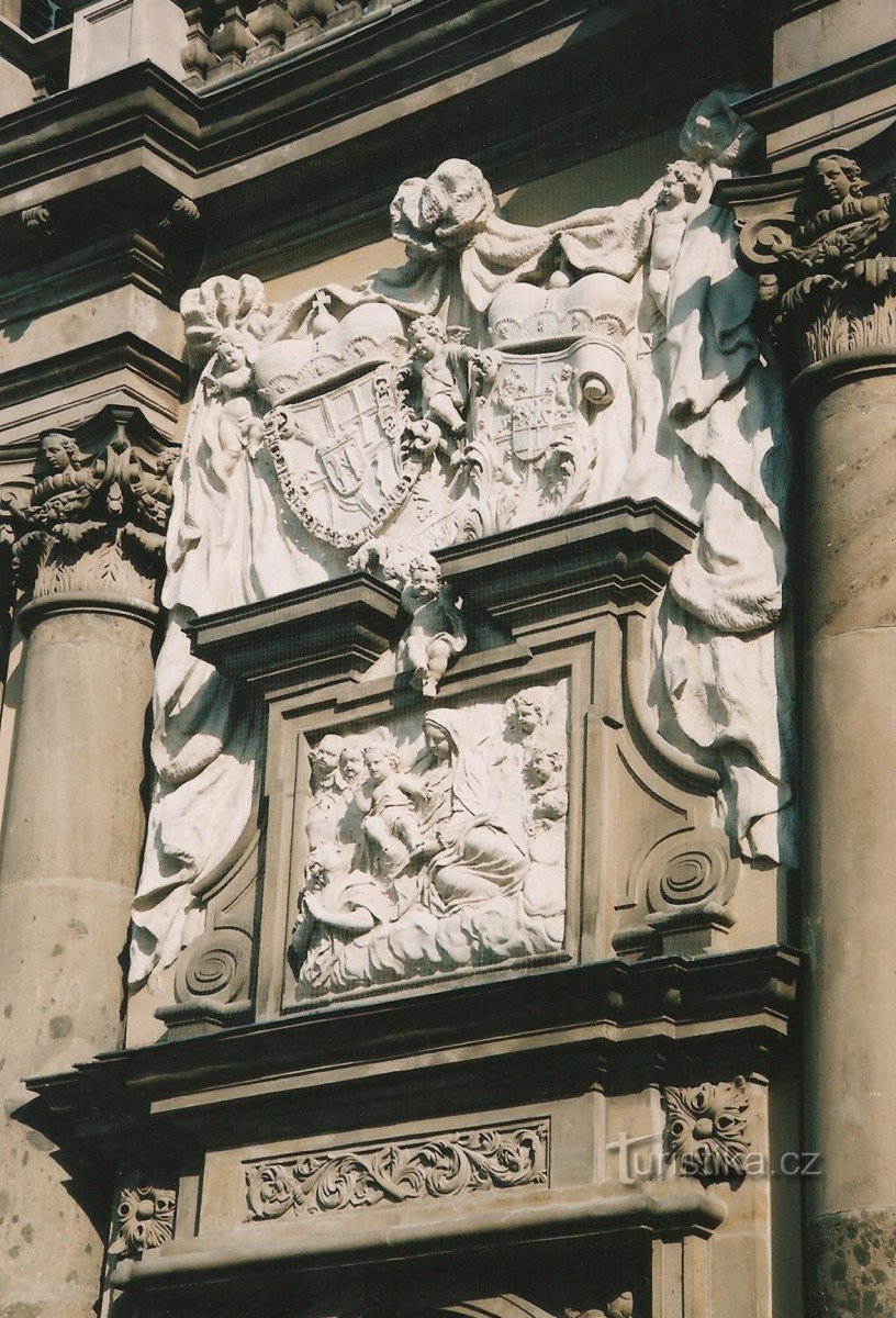 Ditrichštejn grav - detalj av entréfasaden