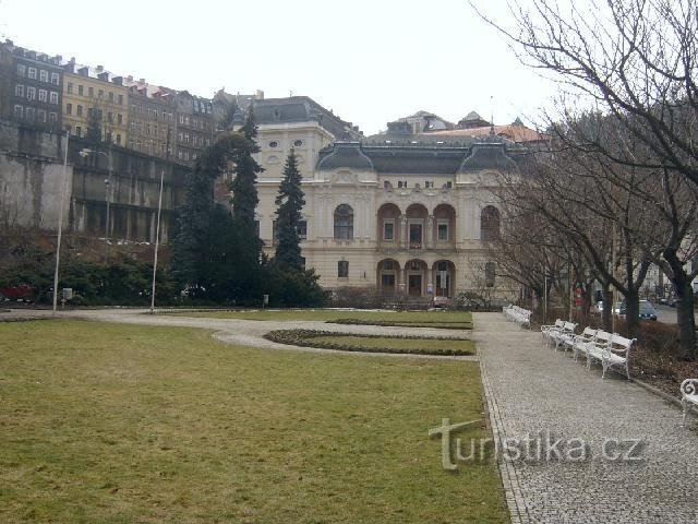 Nhà hát KV 1: Việc xây dựng nhà hát Karlovy Vary được khởi công vào tháng 1884 năm XNUMX và
