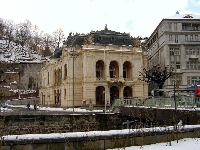 Theater KV 2: Mit dem Bau des Karlsbader Theatergebäudes wurde im Oktober 1884 begonnen und