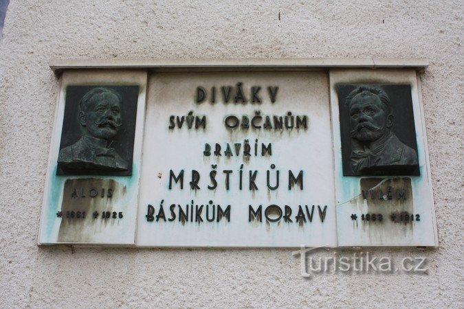 Spectators - commemorative plaque at the Memorial