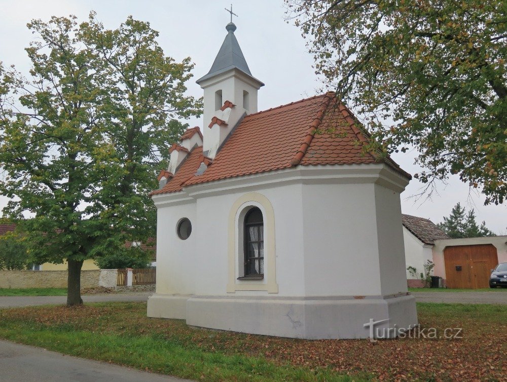 Dívčice - Sattelauflieger mit der Kapelle St. Jan Nepomuký