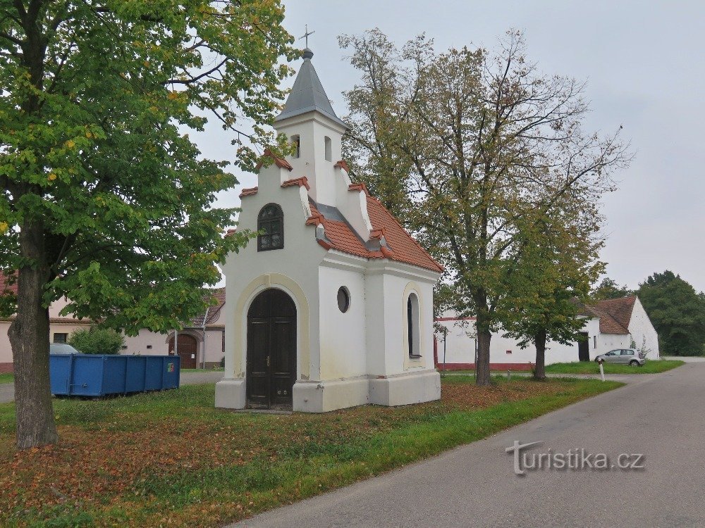 Dívčice - semi-trailer with the chapel of St. Jan Nepomucký