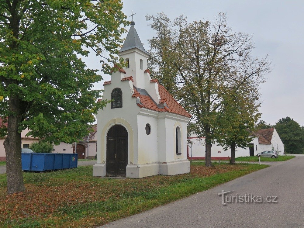 Dívčice - Sattelauflieger mit der Kapelle St. Jan Nepomuký