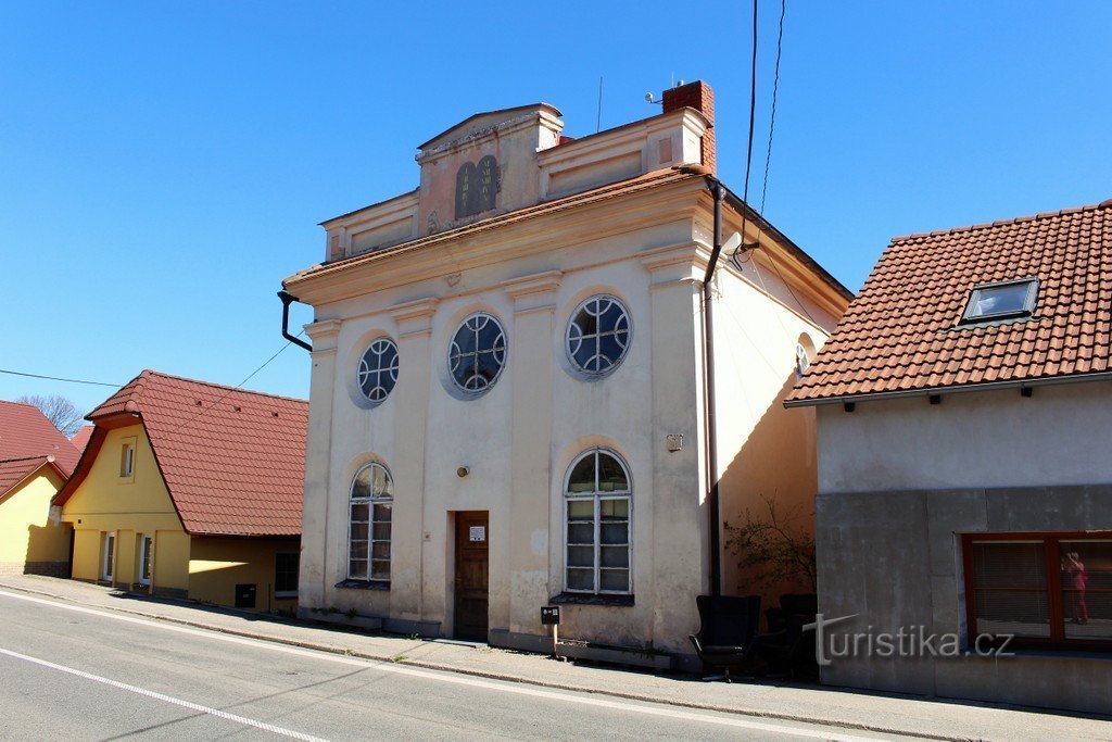 Divišov, pohled na synagogu od JZ