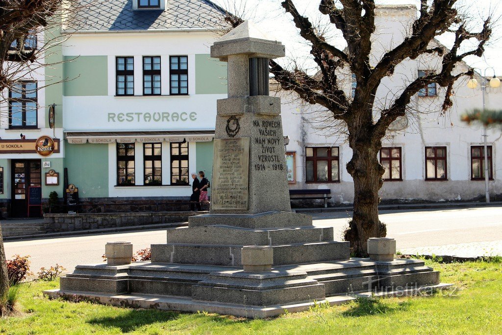 Divišov, pomník obětem světových válek na Tyršově náměstí