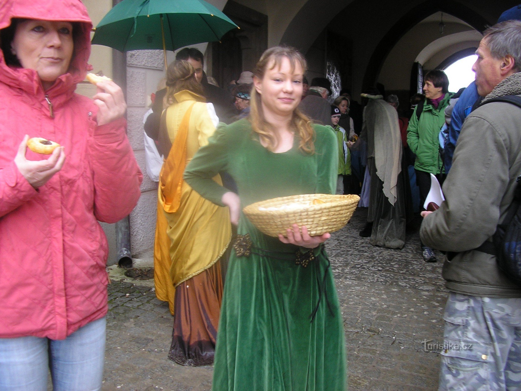 Mädchen in historischen Kostümen