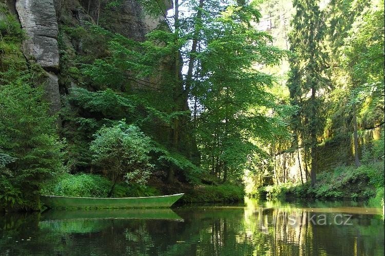 Divoká soutěska: loďka v Divoké soutěsce