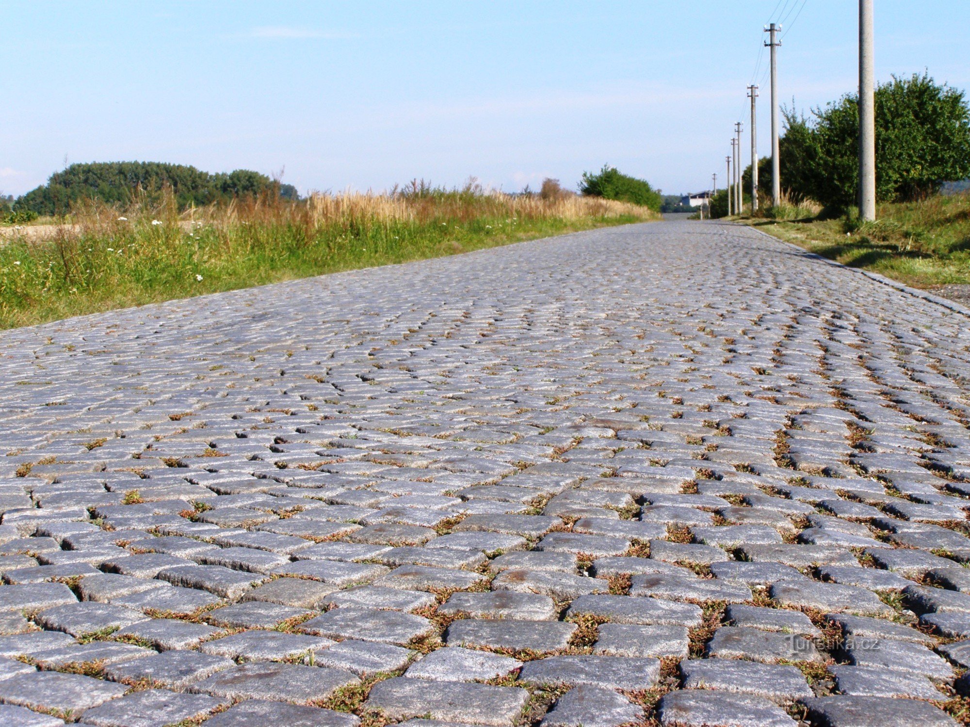 特热贝乔维采附近的铺砌道路