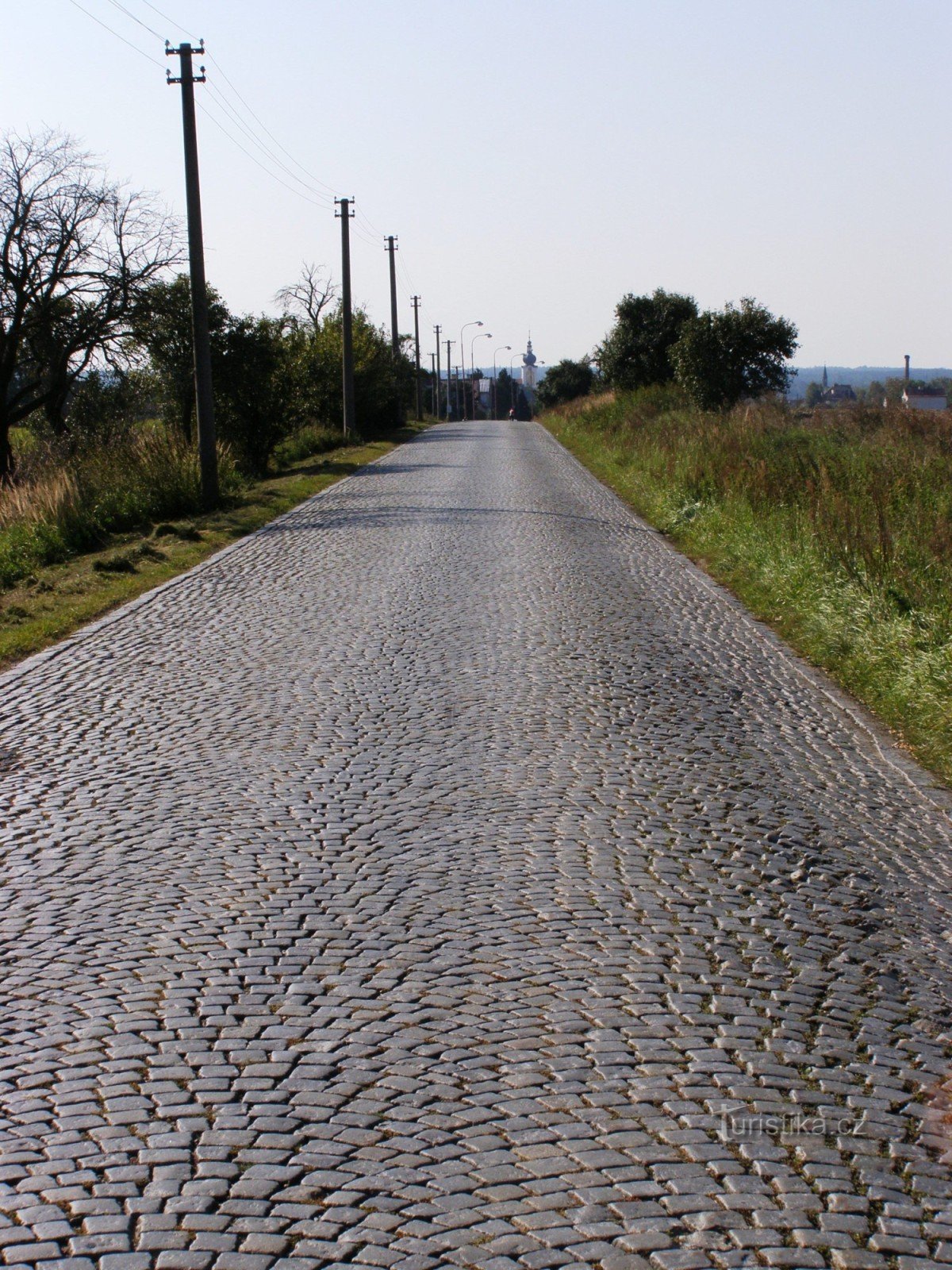 Droga asfaltowa w pobliżu Třebechovic