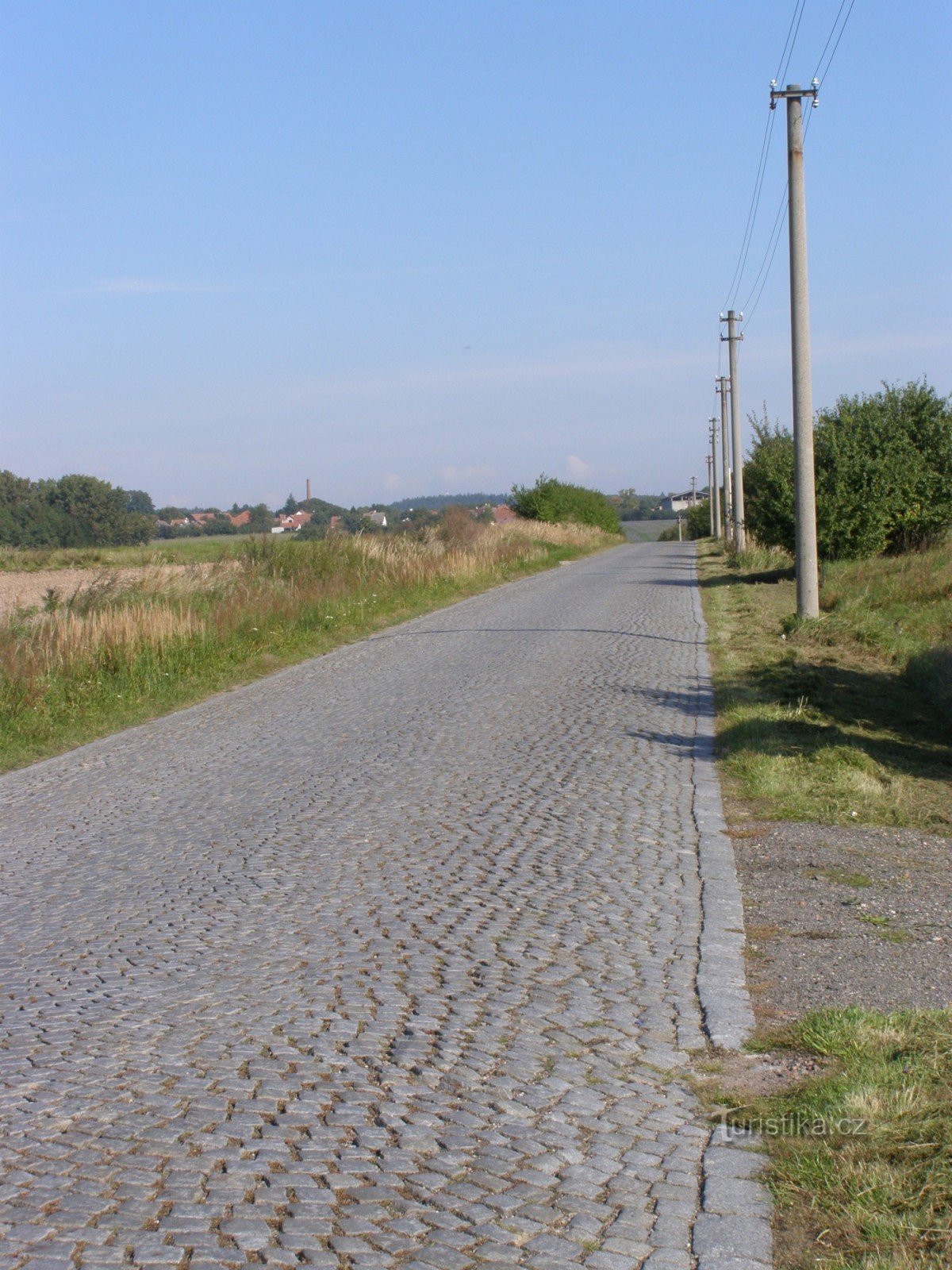 Πλακόστρωτος δρόμος κοντά στο Třebechovice