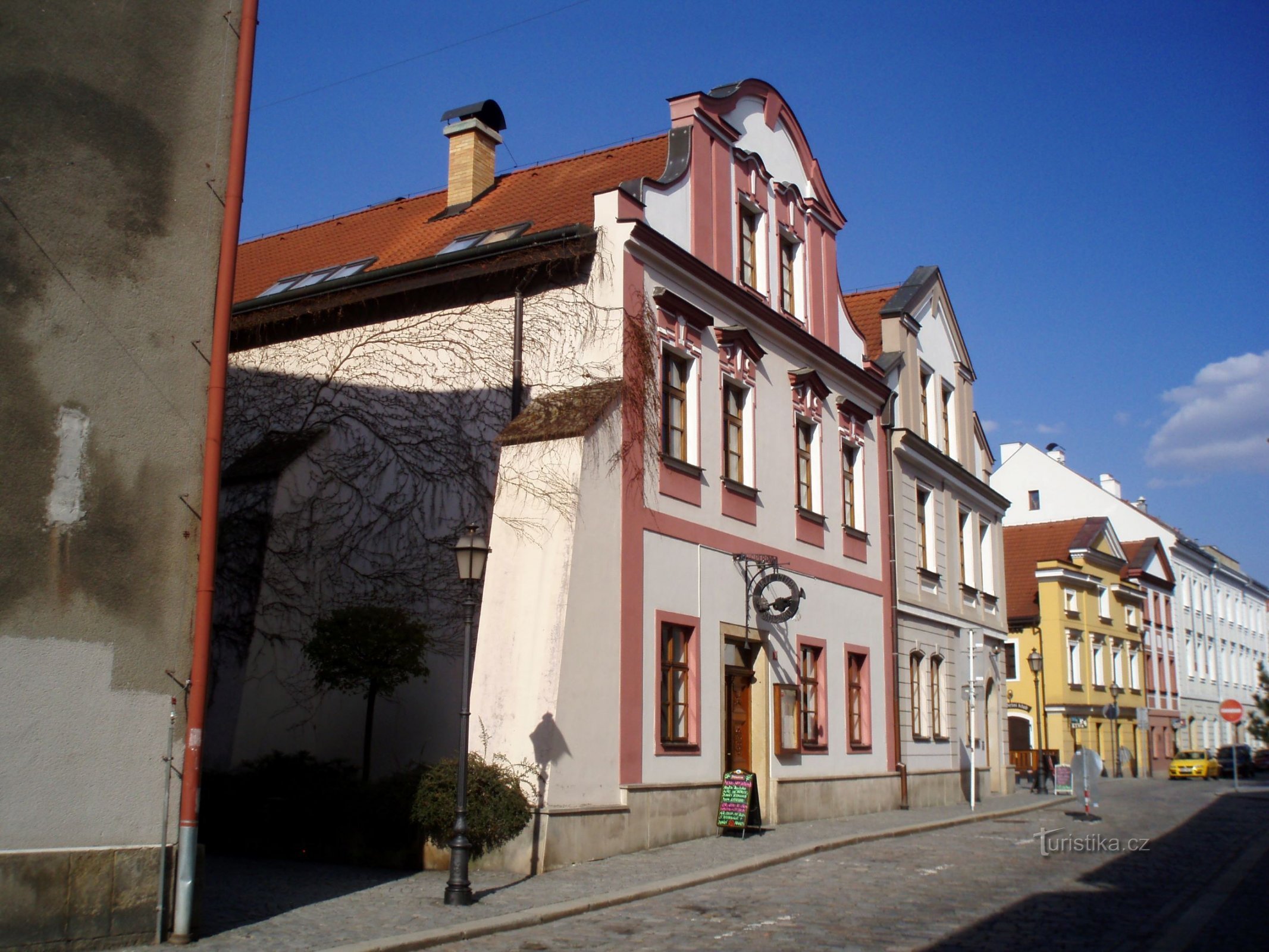 Dlouhá čp. 96-97 (Hradec Králové, 16.4.2011)