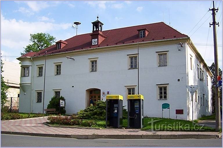 Dlouhá Loučka-Dolní zámek-fachada principal do castelo, sede da OU-Foto: Ulrych Mir.