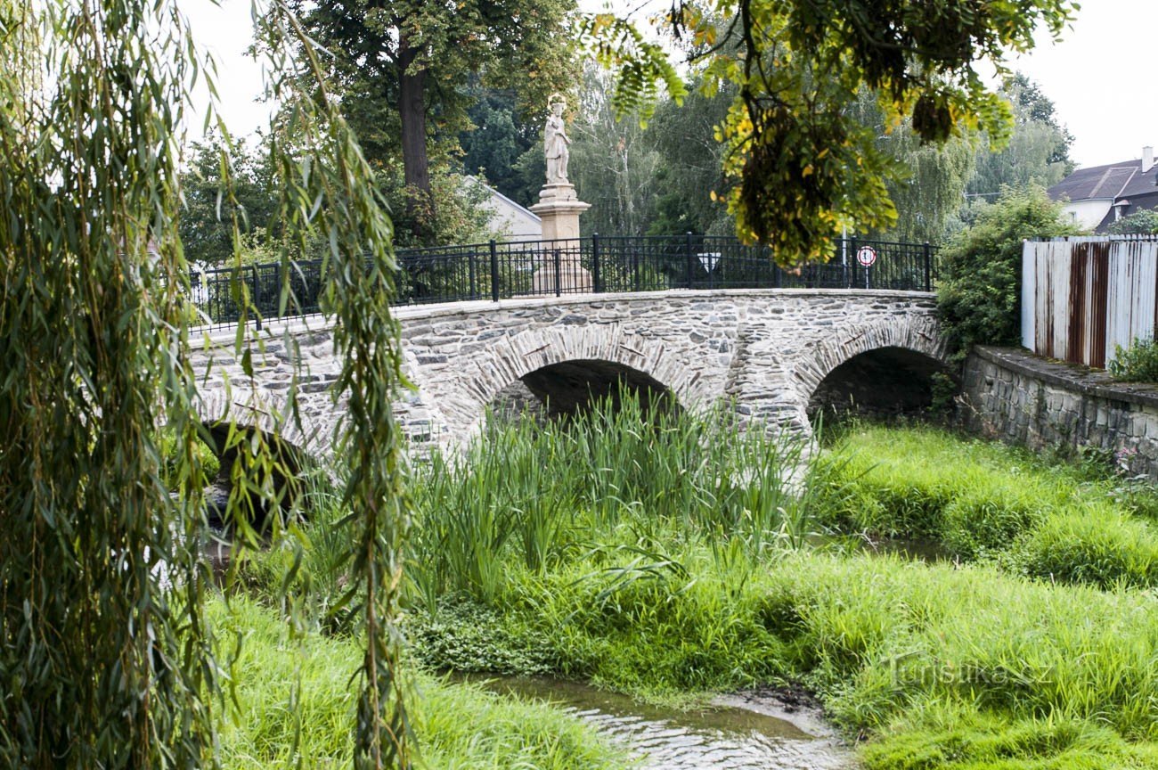 Dlouhá Loučka – Ponte de pedra