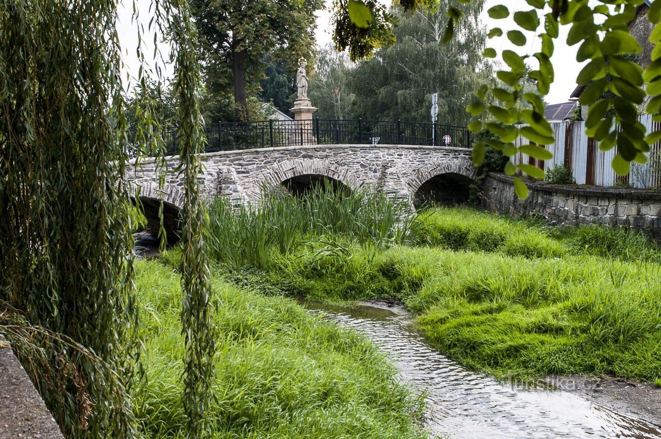 Dlouhá Loučka – Puente de piedra