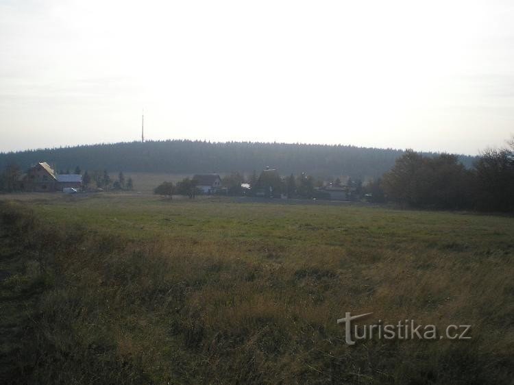 Dlouhá Louka: La parte alta del villaggio con Vlčí hora