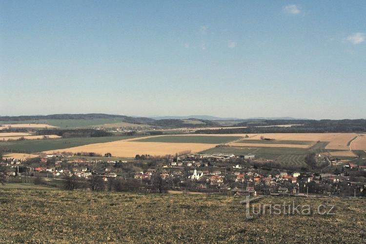 Dlouhá Třebová: Pogled na Dlouhá s jugozapada, s ruba šume ispod Kozlovca, vpoz.