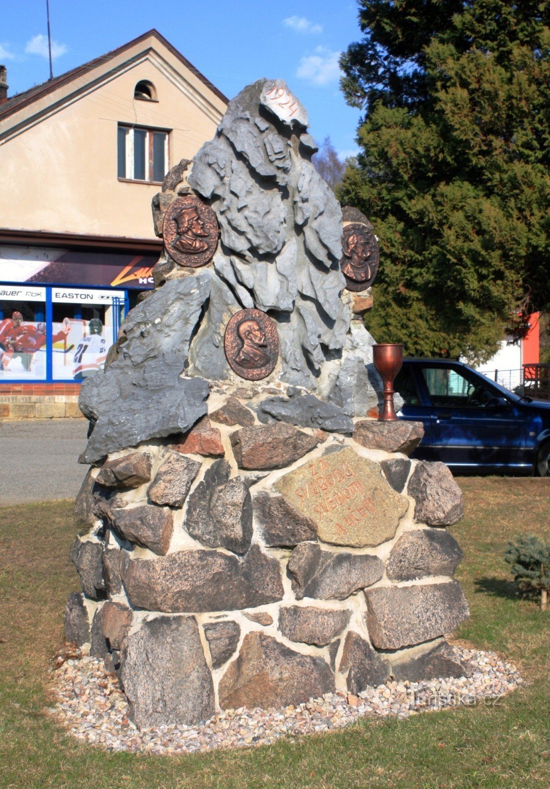 Dlouhá Třebová - tượng đài của tự do