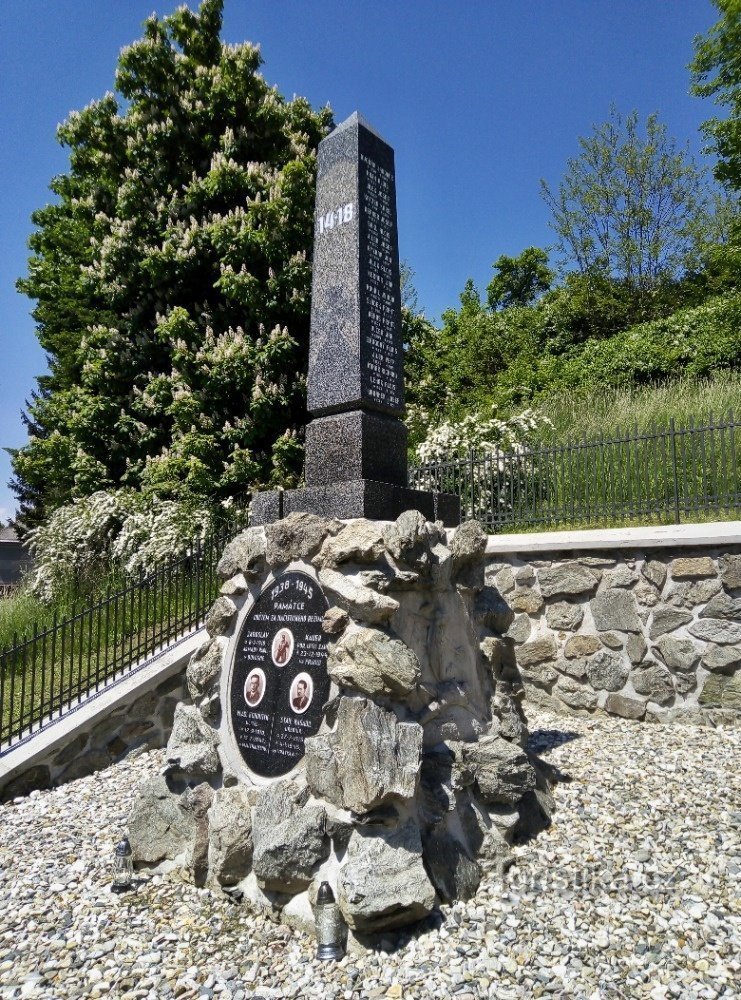 Dlouhomilov: un monumento a las víctimas de la Primera Guerra Mundial (y la II).
